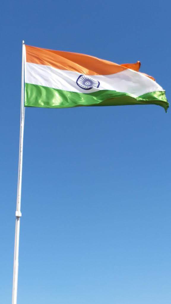 PulakKB's tweet photo. वो हरा, नीला, भगवा कहेंगे। पर तुम तिरंगे पर अड़े रहना। #HappyIndependenceDay 🇮🇳 https://t.co/bdRzdO9WjP