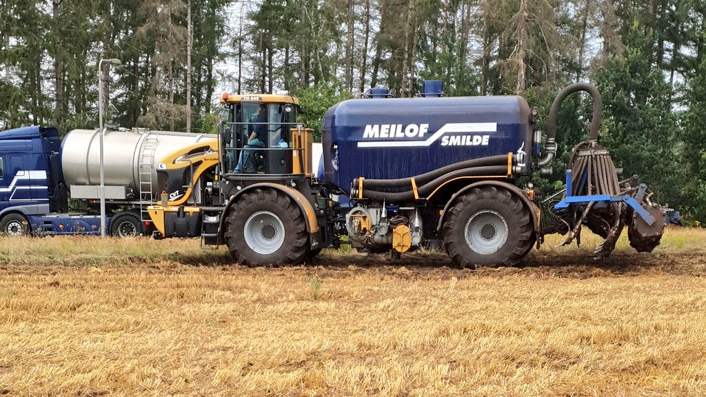 jrdejongodoorn's tweet photo. Na de graanoogst wordt de stoppel bemest door loonbedrijf Meilof. Dit doen ze met Avebe meststof, een restproduct van onze zetmeelaardappels. Daarna zaaien we een groenbemester. Tegenwoordig heet dat kringlooplandbouw....
#akker https://t.co/nhJRHpfSJt