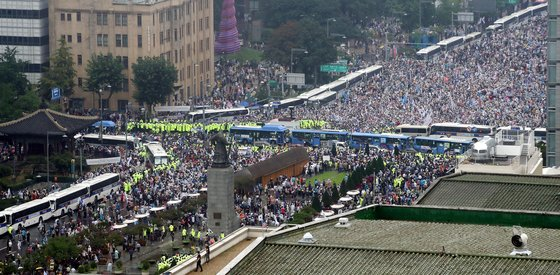 *Meanwhile*, as Seoul upgrades its social distancing alert level, the conservative elderly religious fanatics are out in the streets of Seoul right now, they continue to pour in. The main rally is led by pastor Jeon Kwang-hoon, whose Sarang Jeil church one of the main clusters.