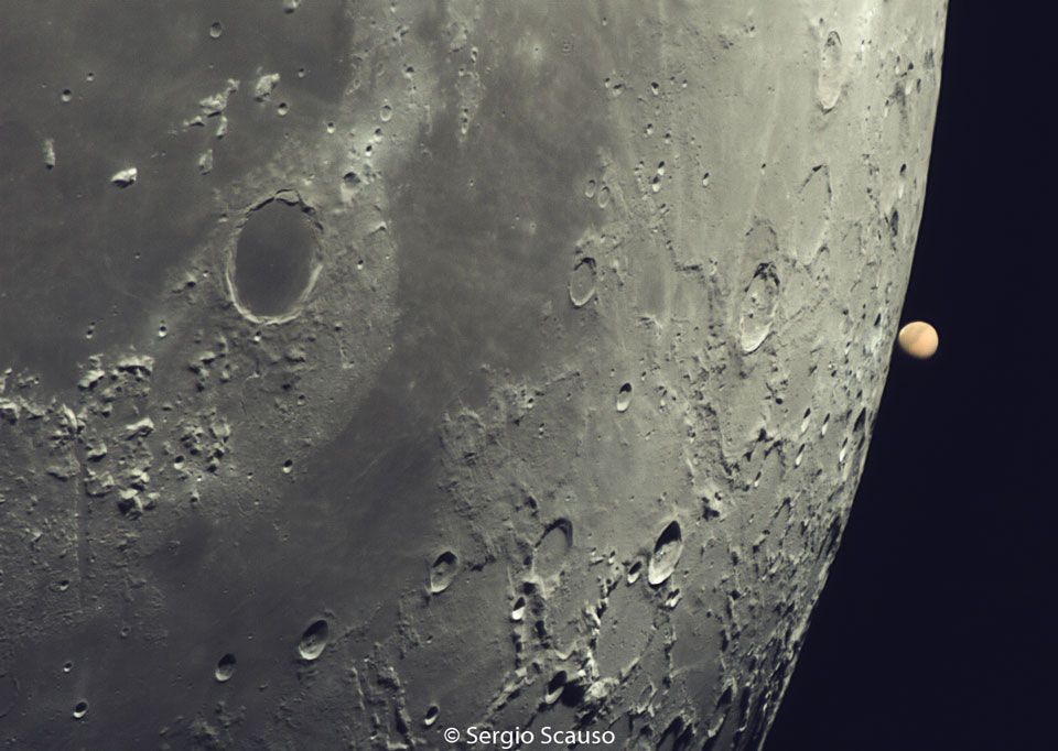 Klein_Universe's tweet photo. This image captured by Sergio Scauso from Córdoba, Argentina captured the lunar occultation of Mars on August 9, 2020, showing a familiar cratered Moon in the foreground with the bright planet Red Planet unusually adjacent https://t.co/4bSoTyAfet https://t.co/pud9jLF5e6
