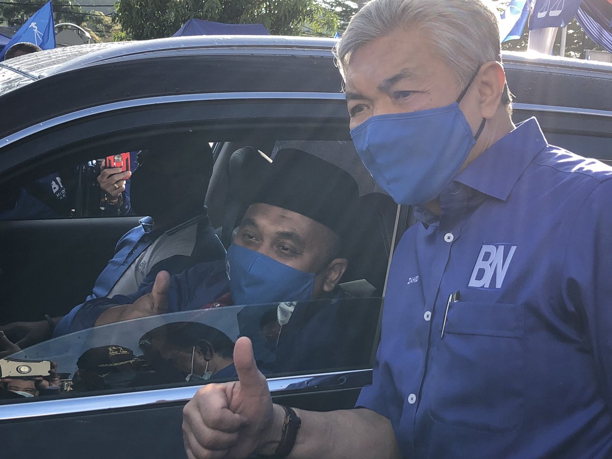 ahmadmaslan's tweet photo. 3 penjuru di #PRKSlim
Namun calon kami Mohd Zaidi Aziz disokong #MuafakatNasional iaitu #UMNO, #BN, #PAS, #FriendsOfBN. Disokong juga oleh #PPBM
Ada Kjaan Pusat & Kjaan Negeri bersama kami utk membantu #rakyat. Tiada Kjaan di belakang calon mereka.
Pastikan tidak silap pilih. https://t.co/1W19drXDGr
