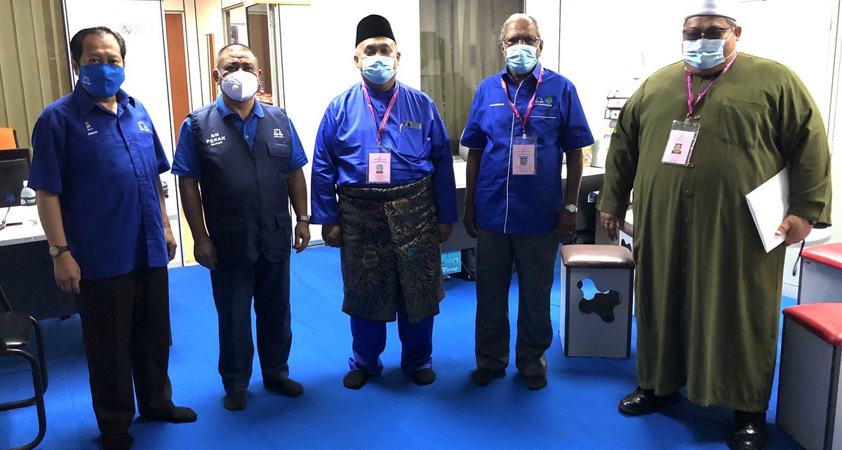 ahmadmaslan's tweet photo. 3 penjuru di #PRKSlim
Namun calon kami Mohd Zaidi Aziz disokong #MuafakatNasional iaitu #UMNO, #BN, #PAS, #FriendsOfBN. Disokong juga oleh #PPBM
Ada Kjaan Pusat & Kjaan Negeri bersama kami utk membantu #rakyat. Tiada Kjaan di belakang calon mereka.
Pastikan tidak silap pilih. https://t.co/1W19drXDGr