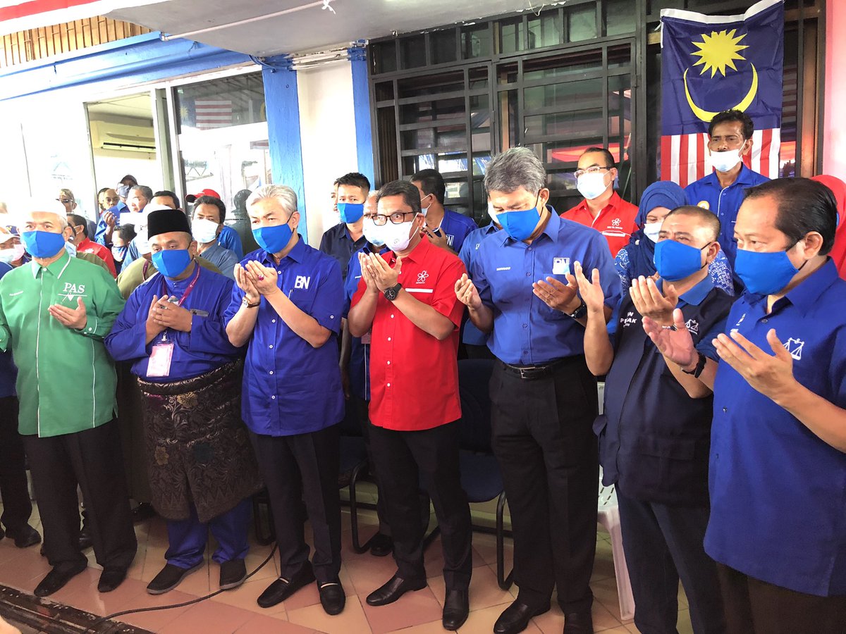 ahmadmaslan's tweet photo. 3 penjuru di #PRKSlim
Namun calon kami Mohd Zaidi Aziz disokong #MuafakatNasional iaitu #UMNO, #BN, #PAS, #FriendsOfBN. Disokong juga oleh #PPBM
Ada Kjaan Pusat & Kjaan Negeri bersama kami utk membantu #rakyat. Tiada Kjaan di belakang calon mereka.
Pastikan tidak silap pilih. https://t.co/1W19drXDGr