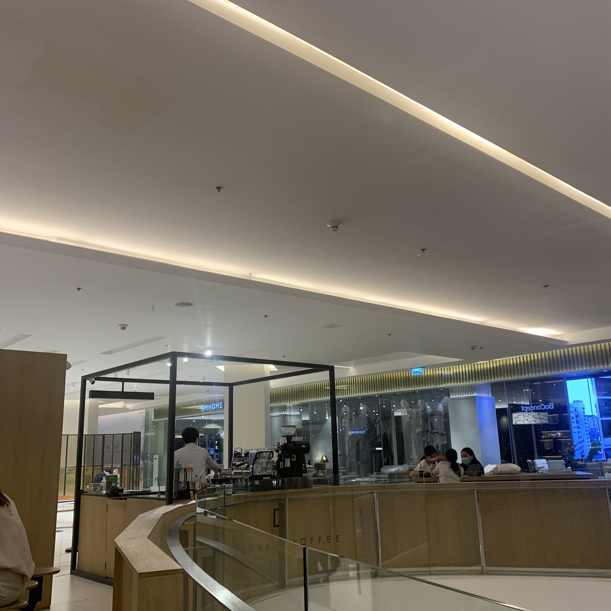 แจกอยู่ตรงนี้ชั้น3 เดินมาทางสตาบัคนะคะ โชว์ทวิตตอนมารับของน้า รบกวนไม่รุมน้าา🥺💗

#HappyJaeminDay
#20thRABBITNANA 
#20thJaeminUniverse2020