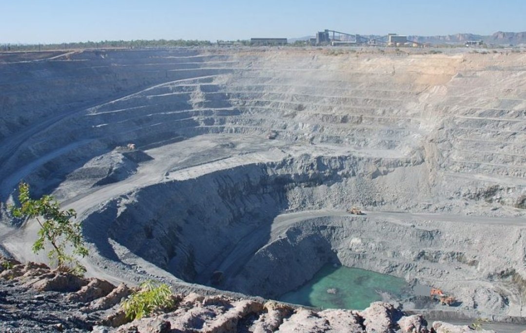 في الصخور وفي المياه الجوفيه والتربة - على شكل UO2 و UO3 - والأخيرة قد ينتقل منها للخضار والفواكه ويبلغ عدد الكتلة له 238 ولذلك يسمى U238 ويوجد في الطبيعة بنسبة 99.28% وفي الطبيعة أيضاً يوجد لليورانيوم نظير آخر يبلغ عدد كتلته U235 بنسبة 0.72% وله نظير ثالث هو U234 ونسبته قليلة