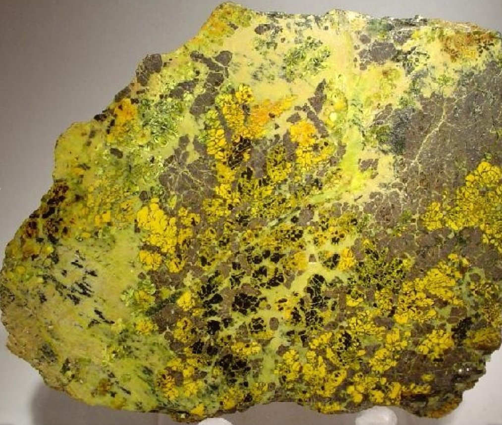 في الصخور وفي المياه الجوفيه والتربة - على شكل UO2 و UO3 - والأخيرة قد ينتقل منها للخضار والفواكه ويبلغ عدد الكتلة له 238 ولذلك يسمى U238 ويوجد في الطبيعة بنسبة 99.28% وفي الطبيعة أيضاً يوجد لليورانيوم نظير آخر يبلغ عدد كتلته U235 بنسبة 0.72% وله نظير ثالث هو U234 ونسبته قليلة