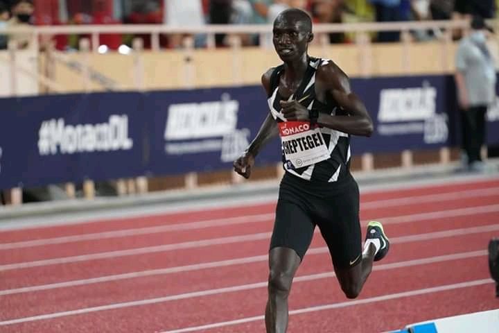AkankwatsaPhilo's tweet photo. If U keep on lamenting U live and die miserably. Stop the blame game on everything that happens in your life. There's no doubt that hard work brings results.Thank U Joshua Cheptegei for making Uganda Proud. https://t.co/hf1KrYtdEW