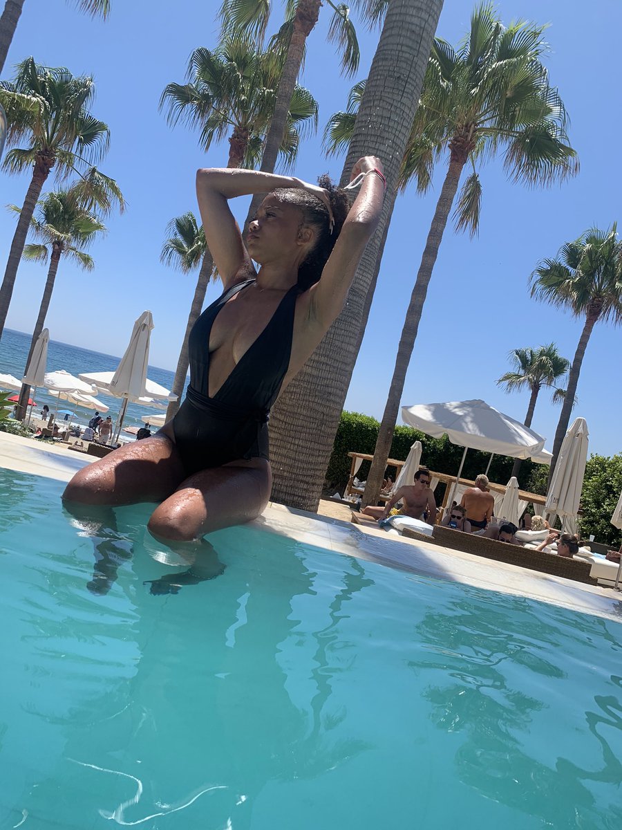 tashclo's tweet photo. They say fly girls have more fun https://t.co/AKHT06rJkK
