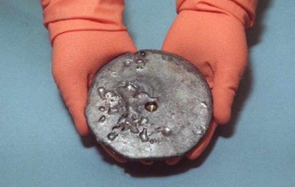 استخدام أجهزة الطرد المركزي - ضخ غاز UF6 - وقد تصل النسبة أيضاً إلى أكثر من 90%ولذلك يعرف هذا النوع من اليورانيوم باسم  #اليورانيوم_المخصب Enriched uranium ويتميز هذا النوع من اليورانيوم بإشعاعاته من جسيمات ألفا وتصل فترة نصف العمر له لأربعة مليارات ونصف سنة. أثناء عمليات التخصيب