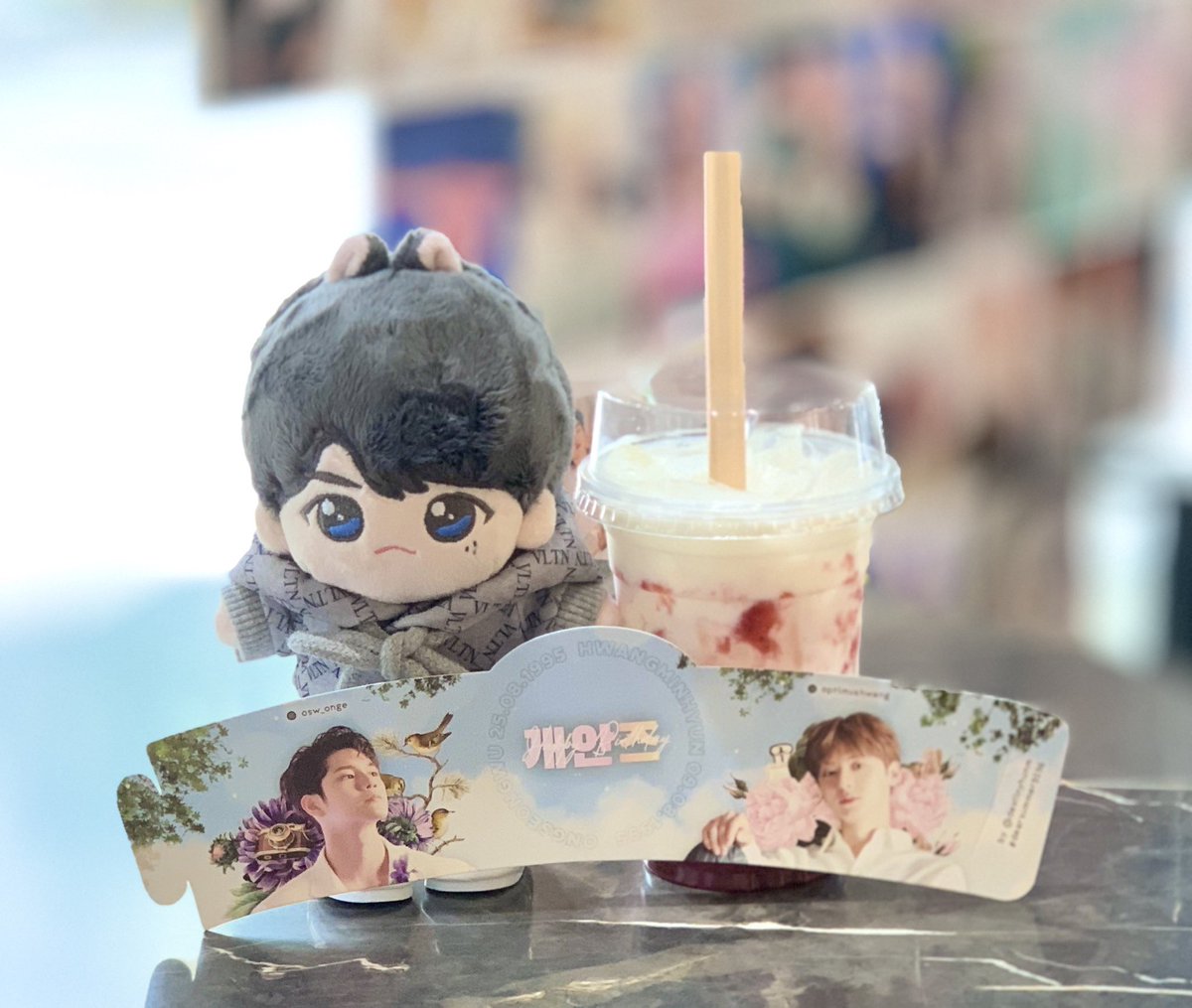 MingyueJa's tweet photo. น้องเอเดนแวะไปรับ cup sleeve ที่ร้าน Tea ‘O’ Holic สยามมาคับ สวยมากเลย
ขอบคุณโปรเจค #dearsummer9596 และ คุณ @destinyhunm ด้วยนะคะ
#JourneyofOngdoll https://t.co/8Vn0oN1n5Q