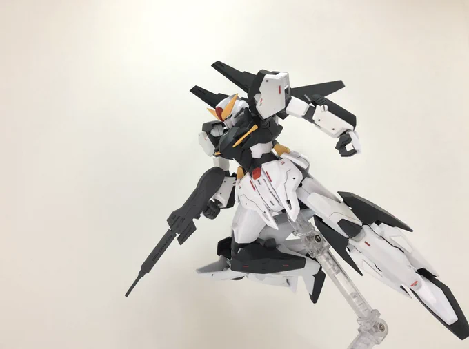 ガンダムテルティウム完成です

Zガンダム〜A.O.Z辺りにいそうなイメージでデザイン変更、武器装備させて塗装しました!

4枚目は素組み
素組みのままのデザインでもかっこいいけどカラーリング変えるとガラッと印象変わるね 