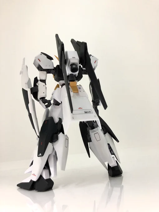 ガンダムテルティウム完成です

Zガンダム〜A.O.Z辺りにいそうなイメージでデザイン変更、武器装備させて塗装しました!

4枚目は素組み
素組みのままのデザインでもかっこいいけどカラーリング変えるとガラッと印象変わるね 