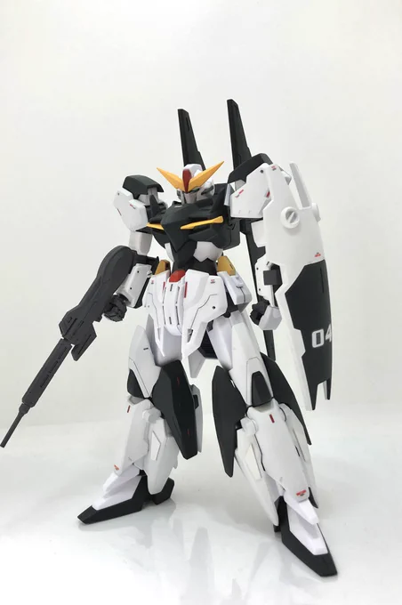 ガンダムテルティウム完成です

Zガンダム〜A.O.Z辺りにいそうなイメージでデザイン変更、武器装備させて塗装しました!

4枚目は素組み
素組みのままのデザインでもかっこいいけどカラーリング変えるとガラッと印象変わるね 