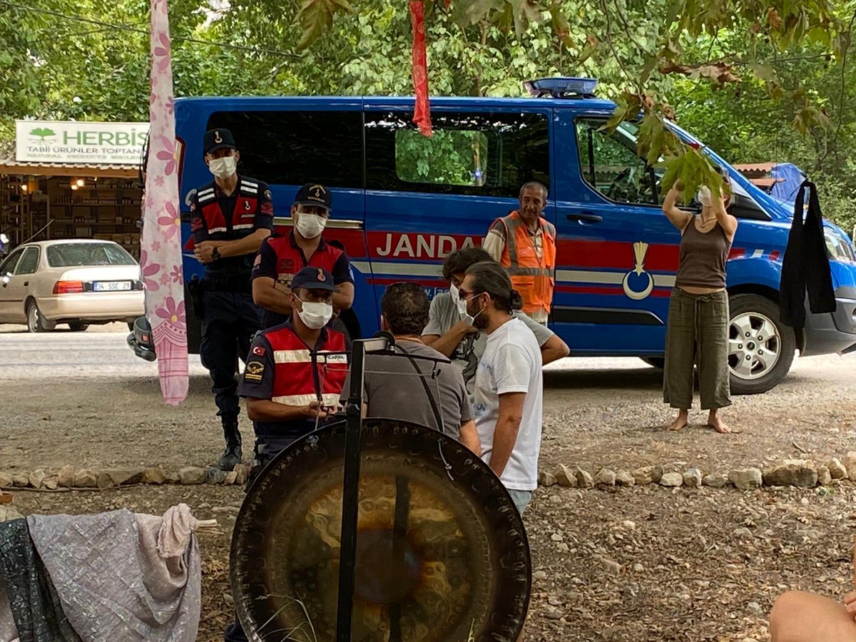 ChangeTR's tweet image. #Antalya’da asırlık çınarlar karayoluna kurban ediliyor

Kemer-Kumluca karayolu üzerindeki 200 yıllık çınar ağaçlarının kesileceği duyumu üzerine halk günlerdir nöbet tutuyor. Çınarların yaşamaya devam etmesi için Ulupınar Köyü halkına sen de destek ol: change.org/UluCinarlarYas…