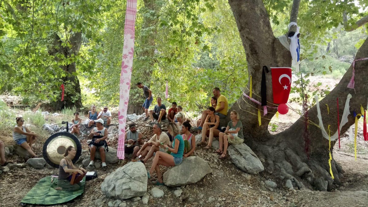 ChangeTR's tweet image. #Antalya’da asırlık çınarlar karayoluna kurban ediliyor

Kemer-Kumluca karayolu üzerindeki 200 yıllık çınar ağaçlarının kesileceği duyumu üzerine halk günlerdir nöbet tutuyor. Çınarların yaşamaya devam etmesi için Ulupınar Köyü halkına sen de destek ol: change.org/UluCinarlarYas…