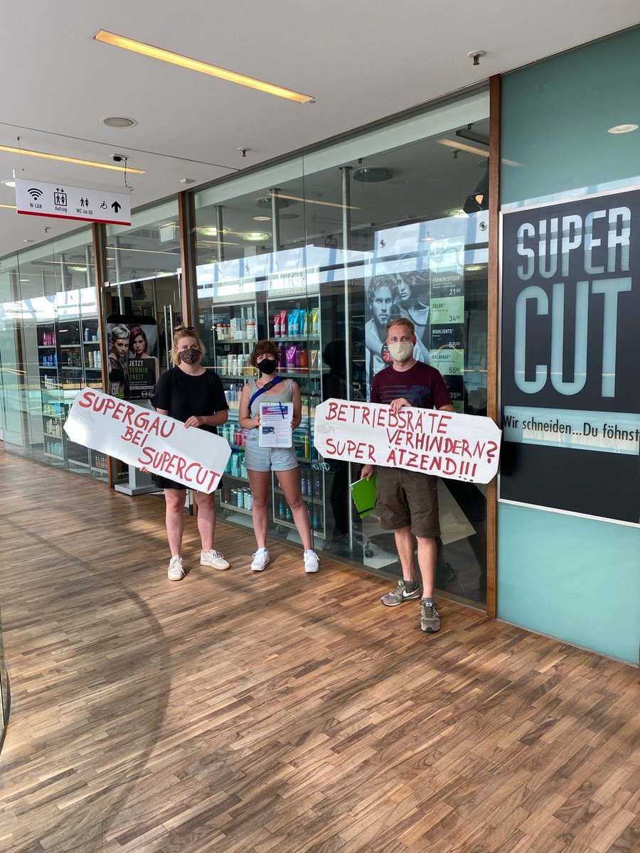 netzwerk_hh's tweet photo. Vor 5 Filialen in Hamburg haben wir die Kolleg*innen und Passant*innen informiert, Unterschriften gesammelt und deutlich gemacht: So nicht, #Klier Hair Group! Schluss mit der Schikane gegen die Vertreterinnen der Belegschaft! Stop Union Busting! #Solidarität @verdihamburg https://t.co/jVVTox7j3D
