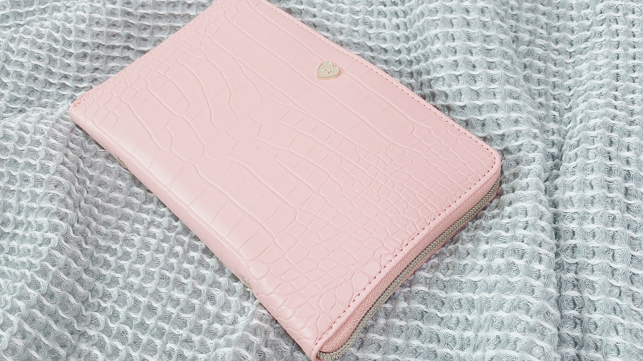 粟 Sweet9月号の付録 サマンサタバサ バインダーポーチがアクスタ収納に良いと聞き買ってきた 自担色のかわいいピンク 未開封のアクスタ入るのは嬉しい ピンク繋がりできょもちゃんも入れてみた T Co Xclumbuksv Twitter