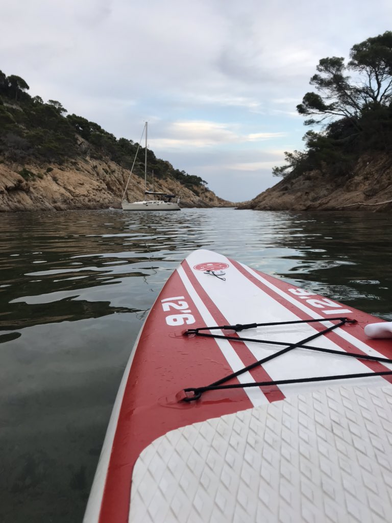 AlvaroLaforet's tweet photo. Cada tarde intento hacer dos horas de #paddlesur. Es un deporte que requiere una gran resistencia y trabaja todos los músculos del cuerpo, principalmente el core. Sentir la naturaleza en estado puro en la #CostaBrava no tiene precio. Esto es #TossaDeMar. https://t.co/Vi6IdMTsHG