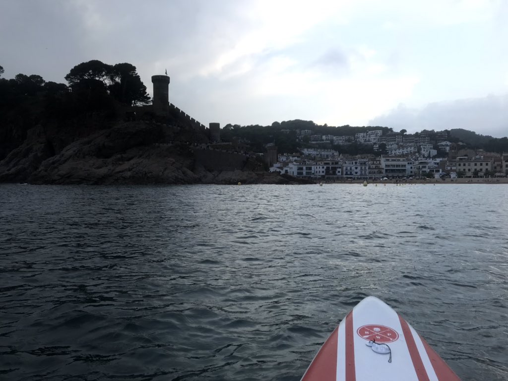 AlvaroLaforet's tweet photo. Cada tarde intento hacer dos horas de #paddlesur. Es un deporte que requiere una gran resistencia y trabaja todos los músculos del cuerpo, principalmente el core. Sentir la naturaleza en estado puro en la #CostaBrava no tiene precio. Esto es #TossaDeMar. https://t.co/Vi6IdMTsHG