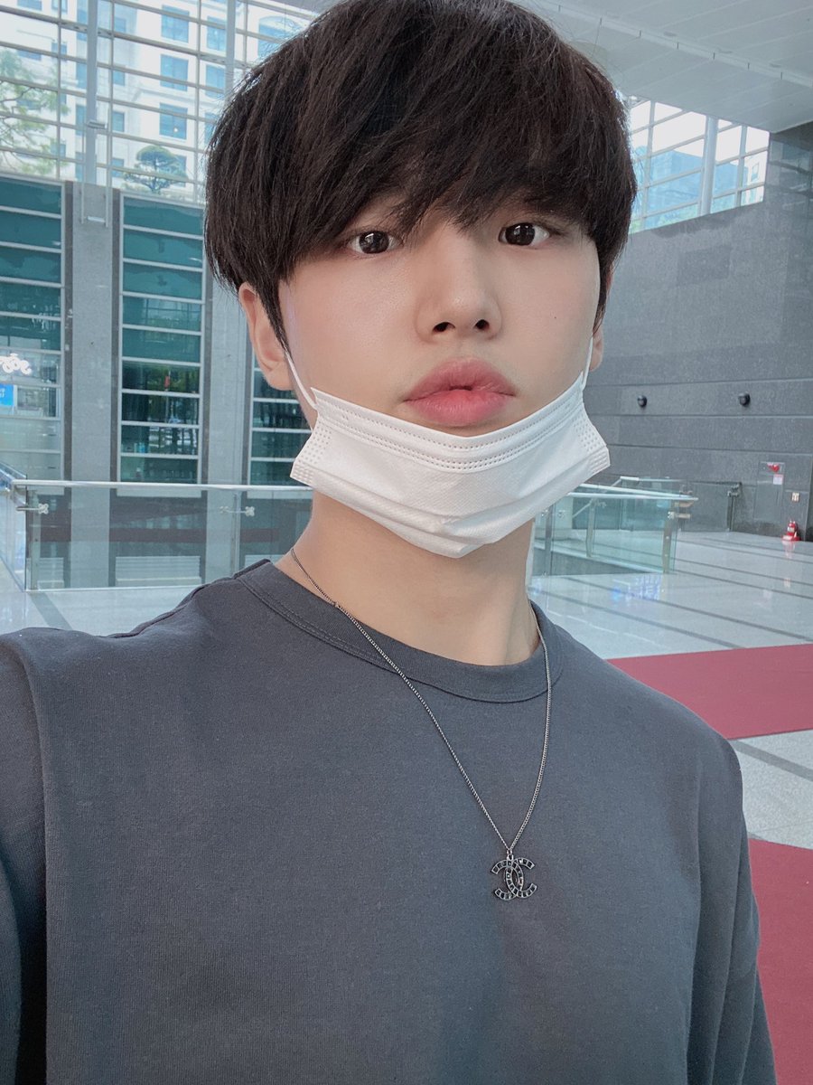 CUBE_PTG's tweet photo. [#홍석] Good afternoon everyone! 🙋🏻‍♂️ https://t.co/lhwWVnruTk