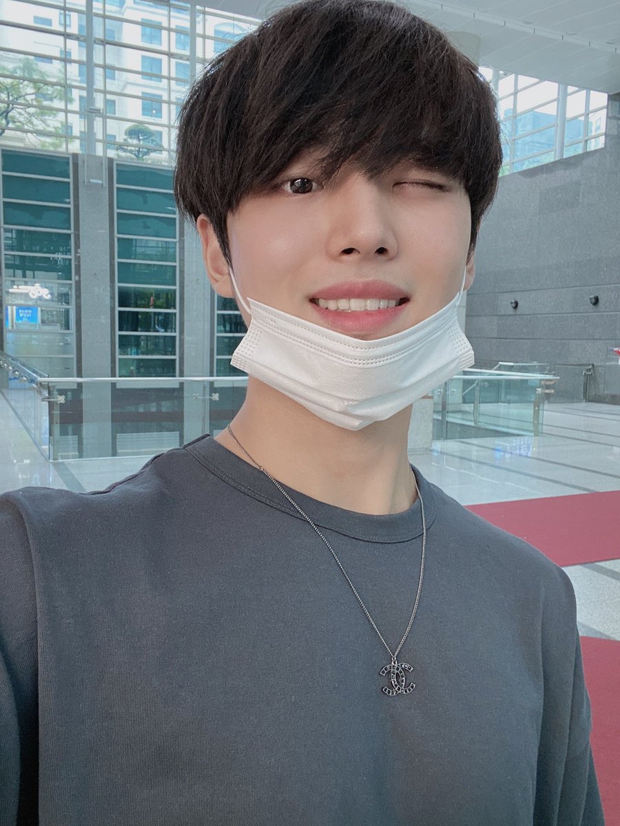 CUBE_PTG's tweet photo. [#홍석] Good afternoon everyone! 🙋🏻‍♂️ https://t.co/lhwWVnruTk