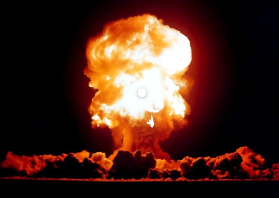 كثافته العالية التي تبلغ 19 جم/سم مكعب مما يساعد في اختراق التحصينات العسكرية وأما ختاماً فلتوضيح أهمية اليورانيوم العسكرية فلك أن تعلم أن واحد كيلوجرام يورانيوم ينتج طاقة تعادل 17.5 كيلو طن من مادة تي إن تي TNT شديدة الإنفجار أو 17.5000000 كيلو (سبعة عشر ونصف مليون كيلو جرام)