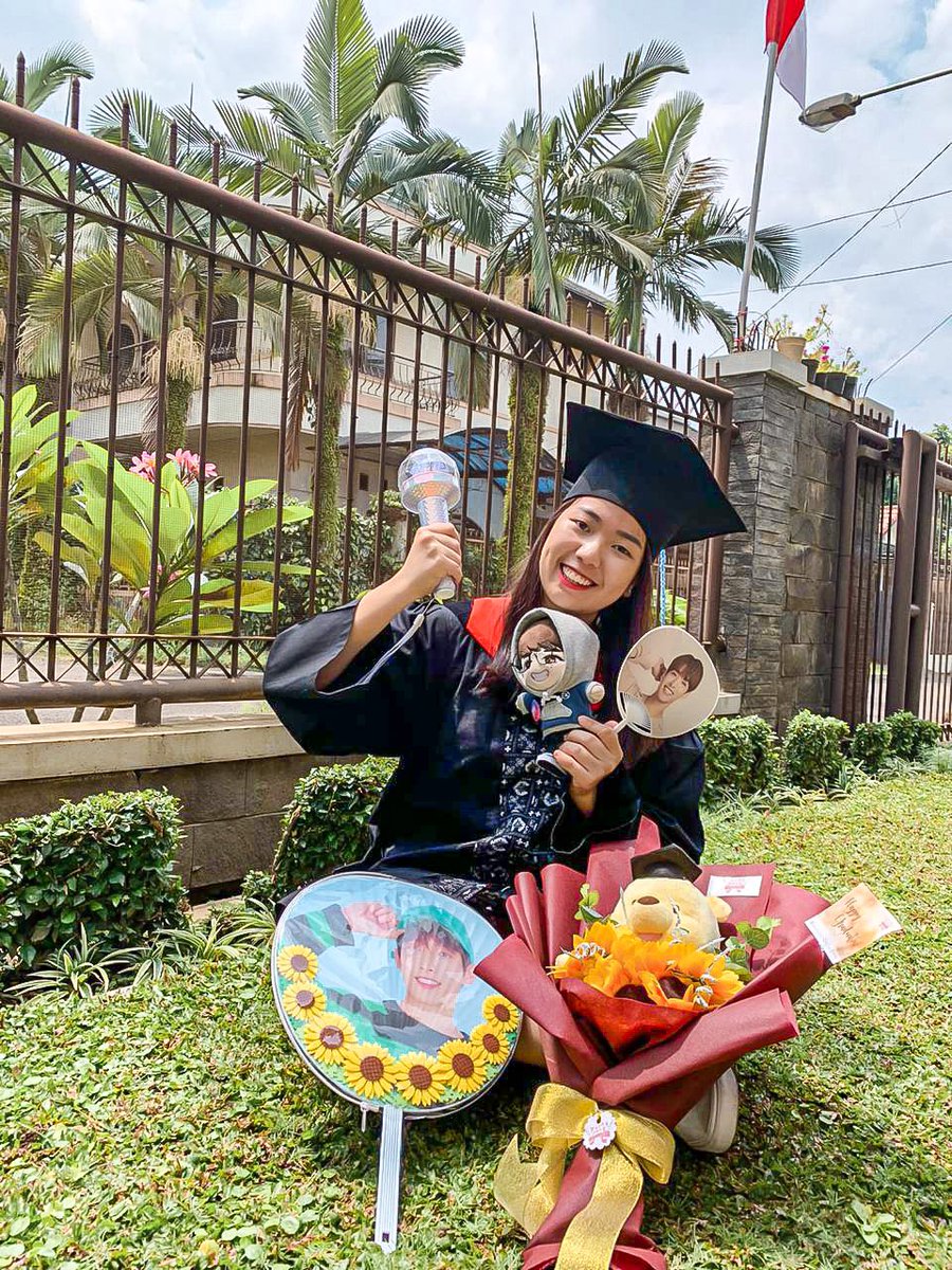 kyeombucha's tweet photo. I’m a CARAT and I’m officially GRADUATED! ✨👩🏻‍🎓 @pledis_17 https://t.co/2KPfDEl6cs