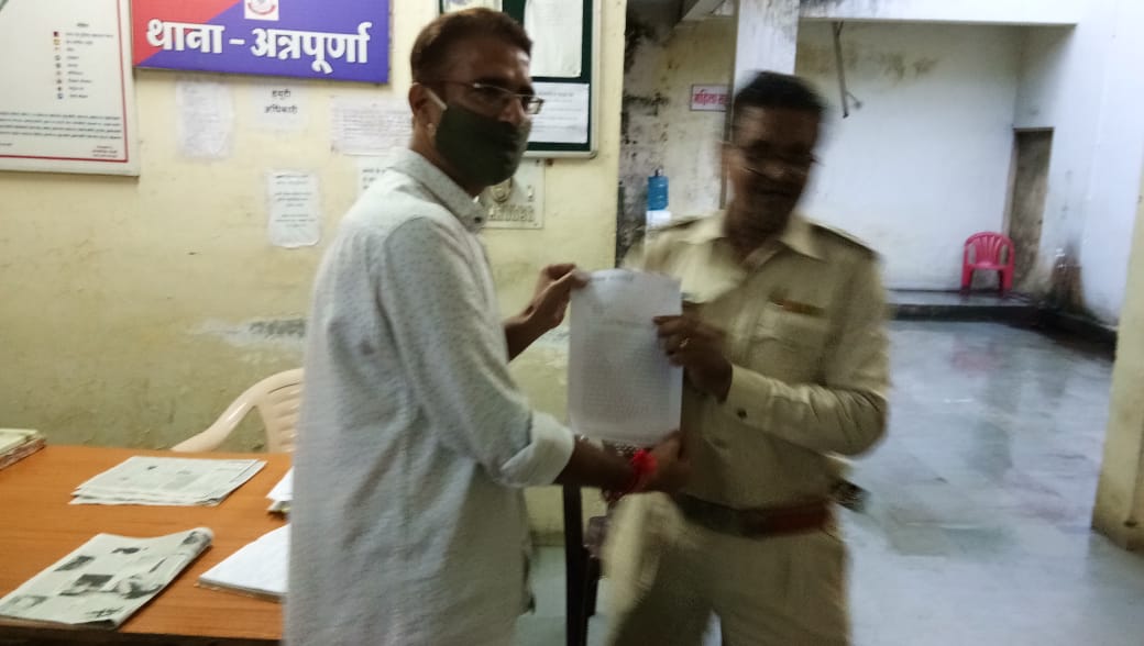 Sunil_SharmaINC's tweet photo. बीजेपी राष्ट्रीय के प्रवक्ता सहित एंकर रोहित सरदाना एवं उस घटनाक्रम में शामिल सभी हिस्सेदारों पर
कांग्रेस प्रवक्ता राजीव त्यागी की हत्या का मुकदमा चलाने को लेकर स्थानीय अन्नपूर्णा थाने में आवेदन दिया मेरे भाई @MindaManish ने
#मनीषमिंडा #mpccit https://t.co/9xxm8Gmbn2