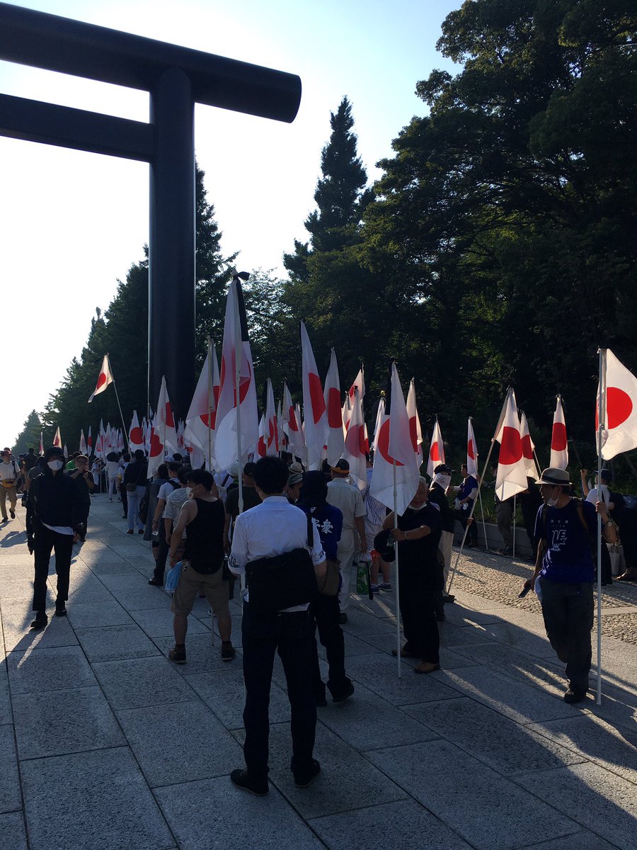 Now they’ve stopped in front of the giant Tori at the entrance to the shrine. Some passerbys taking photos/selfies with them.