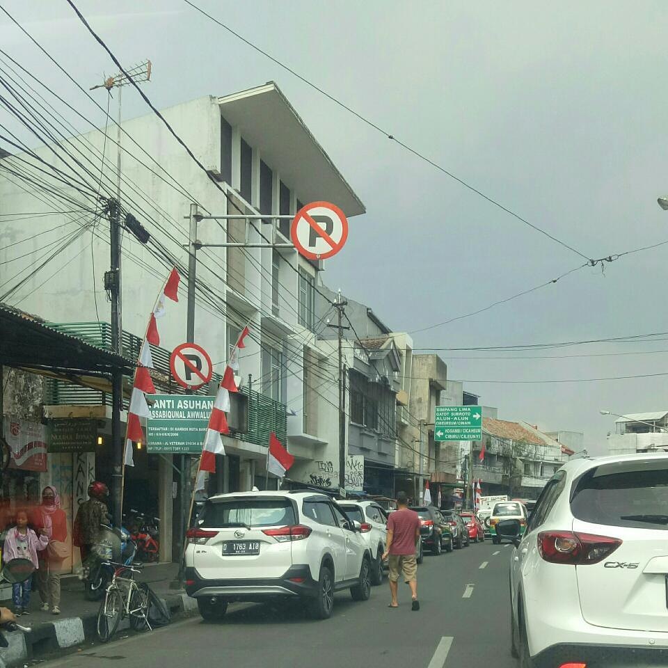 PRFMnews's tweet photo. 14.15 : Kurang badag kitu nya eta rambu na? Lokasi Jl. Veteran.

Laporan via Instagram @sharon_pur. https://t.co/mNN3pYhpPQ