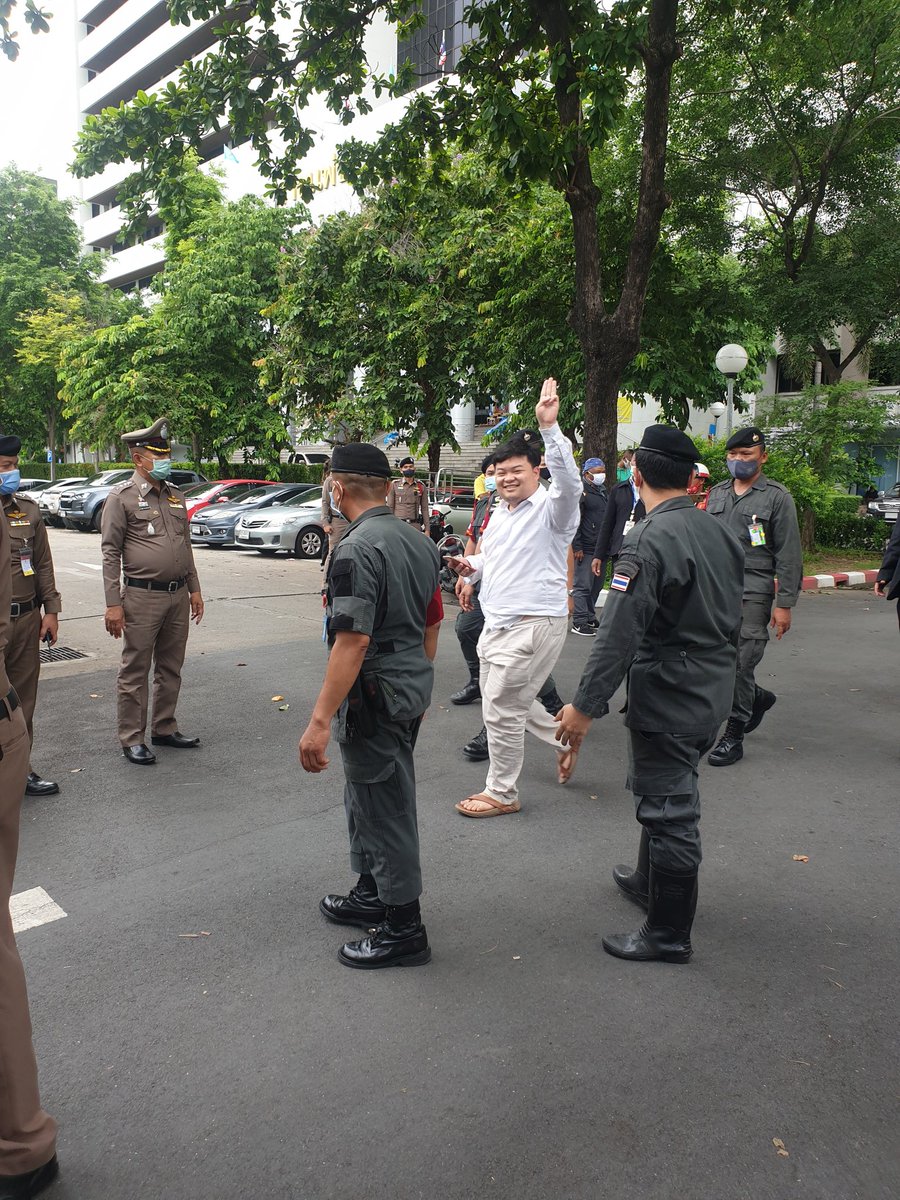 เพนกวินออกมาแล้วกำลังจะไปแถลงข่าวหน้าประตู 7