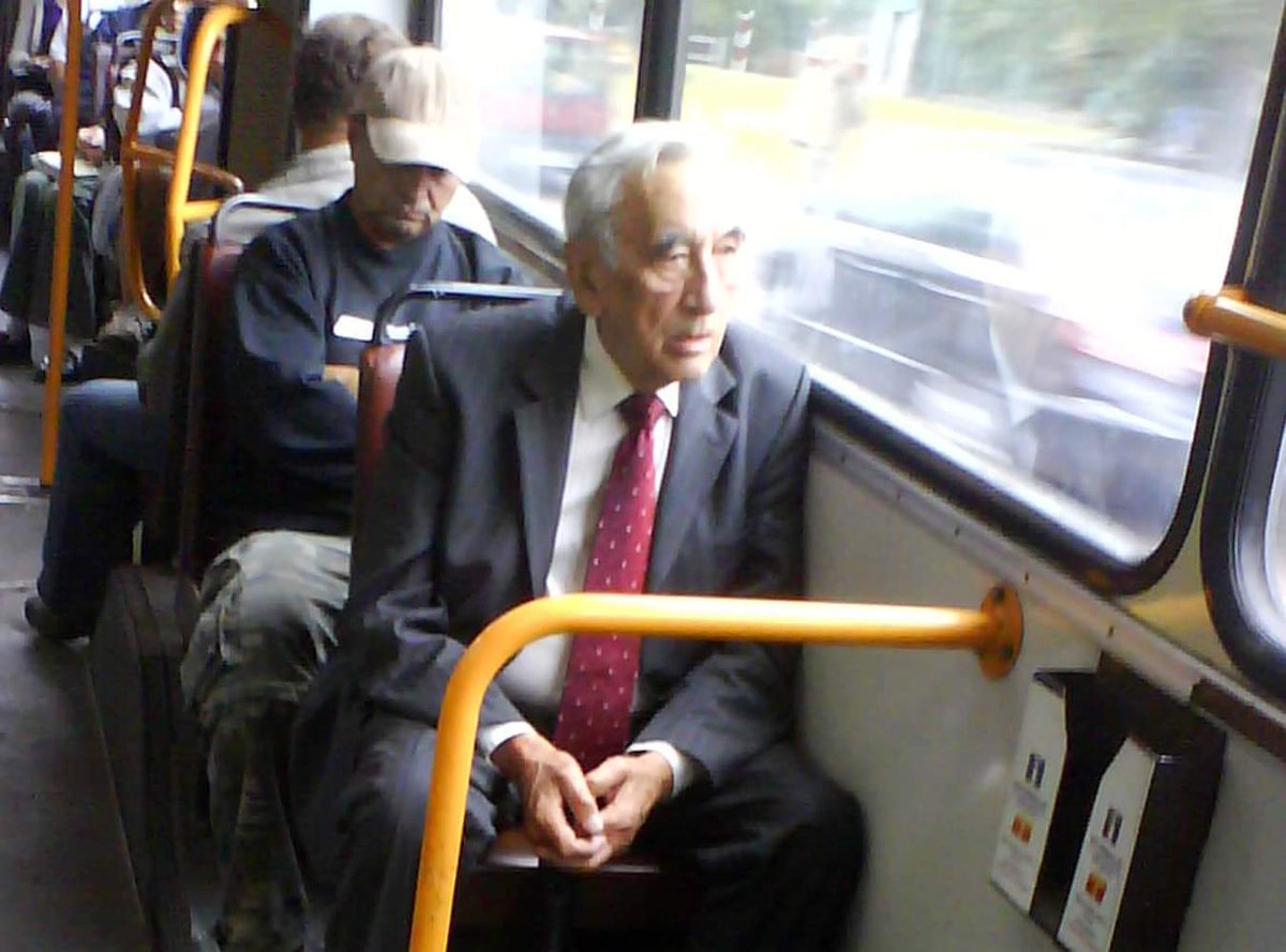 Dzień dobry.  
W tych dniach warto przypomnieć Premiera Tadeusza Mazowieckiego. To zdjęcie mówi wszystko.