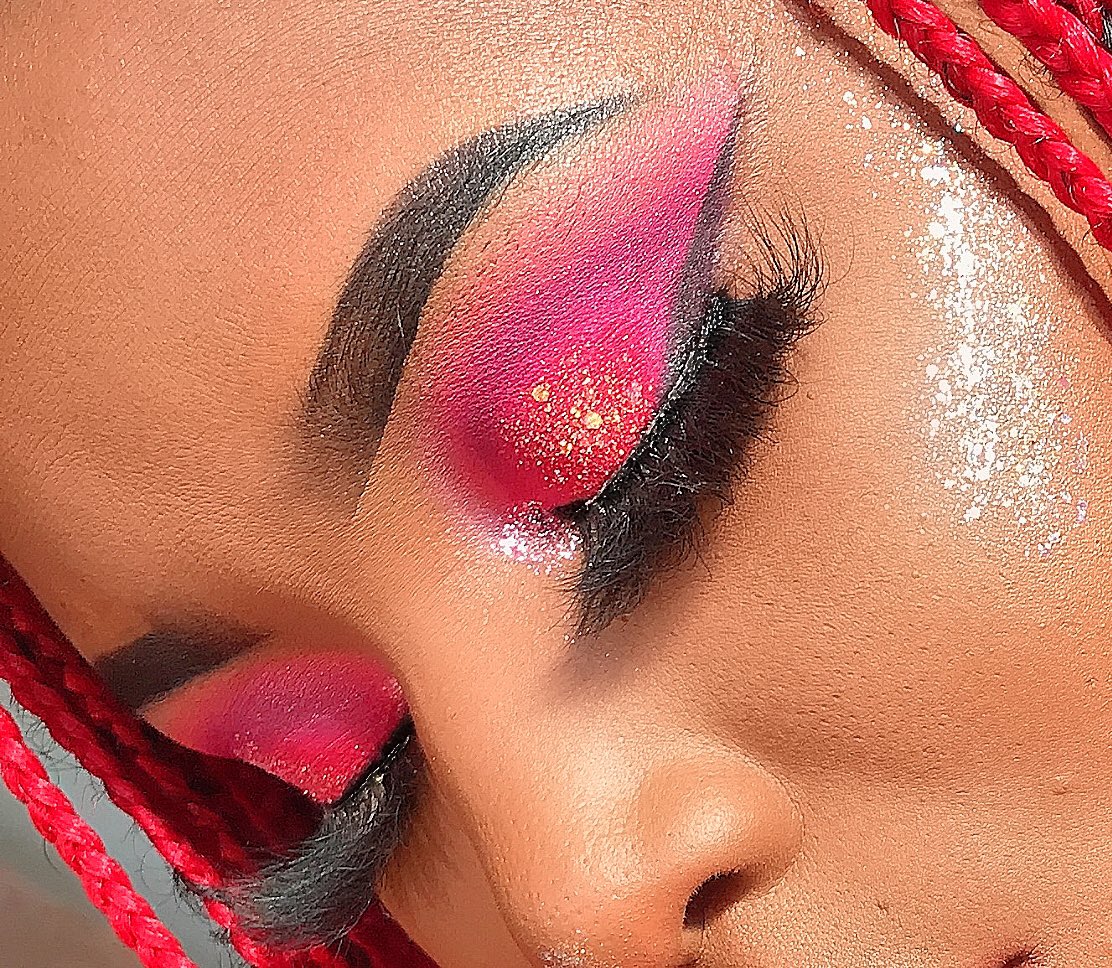 PlugGlitter's tweet photo. #Loveonthebrain 
I created this look using @morphebrushes @jaclynhill #jaclynhillvolume2 
 #glitterplug  #makeupundersogs  #blazin_beauties #undiscovered_muas #makeup #eyelookoftheday #cutcrease
 #makeupgoals  #makeuplooks #mua #wakeupandmakeup #blendtherules #blackgirlmakeup https://t.co/4Qq0I8hWA3