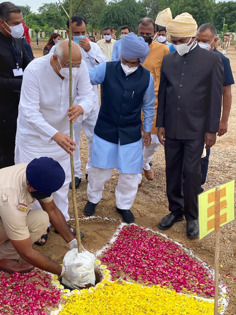 Bhupendrapbjp's tweet photo. મામલતદાર કચેરી,ગોતા ખાતે ૭૪માં સ્વાતંત્ર્ય પર્વની ઉજવણી મહેસૂલમંત્રી શ્રી@kaushikpatelbjp જી ની ઉપસ્થિતિમાં યોજાઈ હતી.આ ઉજવણીમાં @CollectorAhdશ્રી,@DDOAHMEDABAD1શ્રી,એસ.પી શ્રી વિરેન્દ્રસિંહ,@SDMCityWestશ્રી,@GMamlatdar શ્રી જોડાયા હતાં. #happyindependenceday2020 https://t.co/hYN28Npnb1