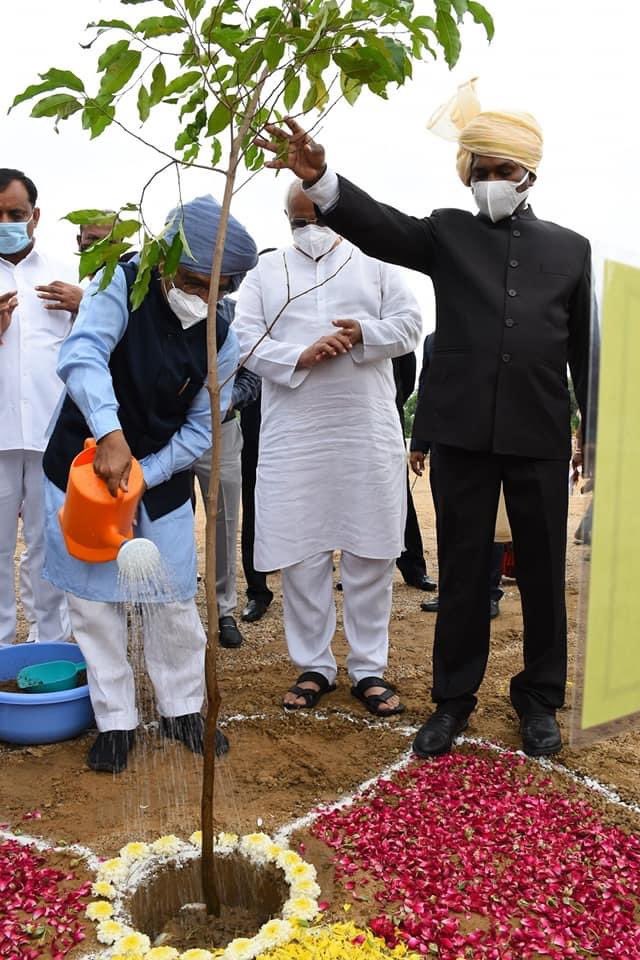Bhupendrapbjp's tweet photo. મામલતદાર કચેરી,ગોતા ખાતે ૭૪માં સ્વાતંત્ર્ય પર્વની ઉજવણી મહેસૂલમંત્રી શ્રી@kaushikpatelbjp જી ની ઉપસ્થિતિમાં યોજાઈ હતી.આ ઉજવણીમાં @CollectorAhdશ્રી,@DDOAHMEDABAD1શ્રી,એસ.પી શ્રી વિરેન્દ્રસિંહ,@SDMCityWestશ્રી,@GMamlatdar શ્રી જોડાયા હતાં. #happyindependenceday2020 https://t.co/hYN28Npnb1