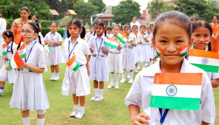 Yeh Un dinon ki baat hai jab sabhi bacche haath me Tiranga lekar aaya krte the..