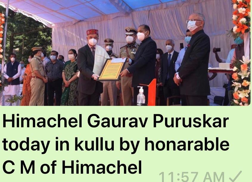 Prof MR Dogra from Advanced Eye Centre receiving Himachal Gaurav Award from Hon’ble CM OF Himachal Pradesh ⁦<a href="/DrJagatpgi/">Prof Jagat Ram</a>⁩ ⁦<a href="/ash_niv/">Ashish Verma</a>⁩ ⁦<a href="/MoHFW_INDIA/">Ministry of Health</a>⁩