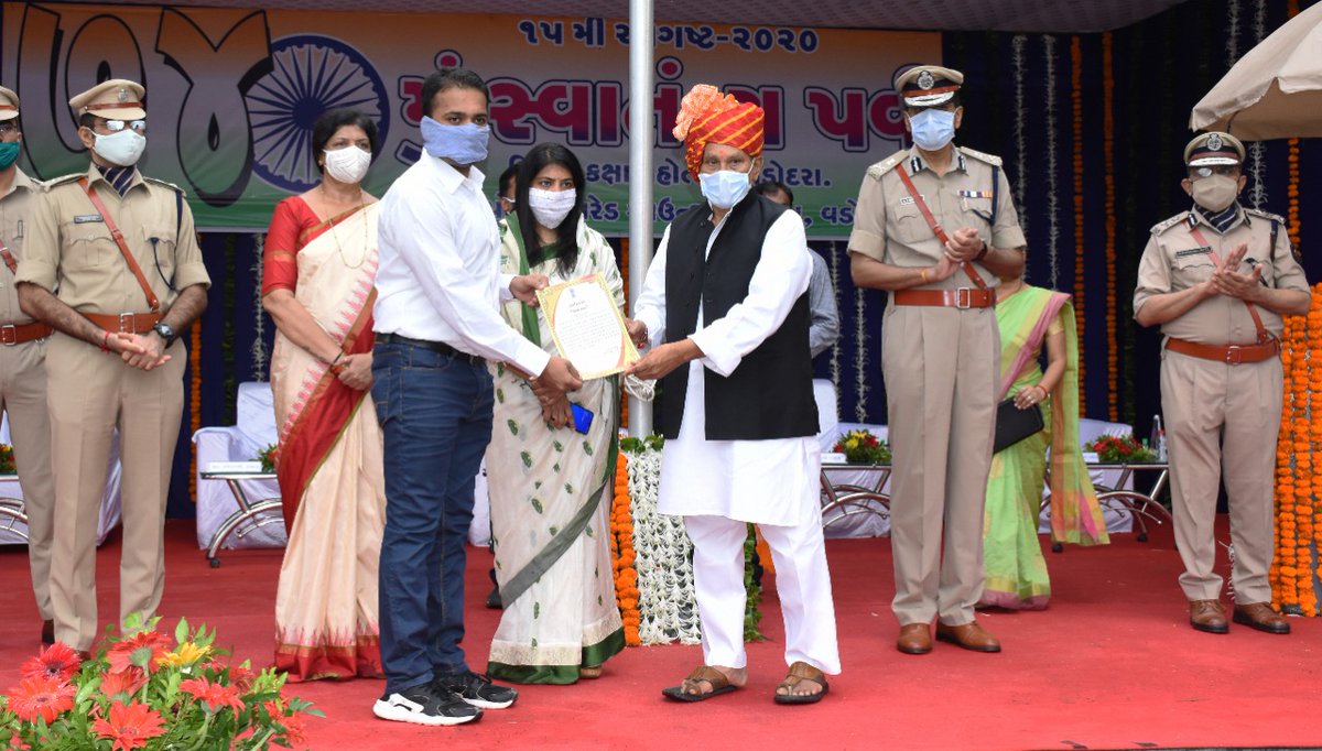 CollectorVad's tweet photo. સ્વતંત્રતા પર્વના કાર્યક્રમ દરમ્યાન #Vadodara જિલ્લાના #CoronaWarriors નું સન્માન કરવામાં આવ્યું તેમજ #વૃક્ષારોપણ પણ કરવામાં આવ્યું. 
#HappyIndependenceDay 
#GujaratFightsCovid19 
@vijayrupanibjp 
@pkumarias 
@InfoGujarat https://t.co/7IILi8XVFT