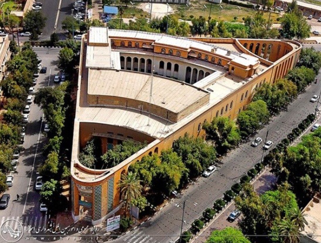 amirebtehaj's tweet photo. یکی از زیباترین ساختمانهای معماری مدرن ایران، همینه.
ساختمان سهگوشِ اهواز (بانک ملی) که سال ۱۳۰۹ توسط آندره گدار ساخته شد. https://t.co/mZ4gTGTuXa