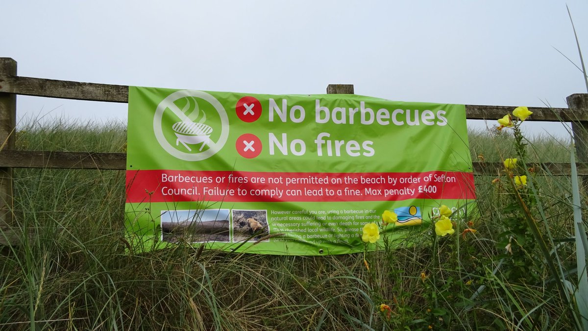 SteveMulville's tweet photo. Then there is the dangerous irresponsible scruff...
Numerous discarded disposable barbecues left on top of piles of litter at Crosby beach entrance less than 20metres from Dunes..๐ค
#dontbeascruff
#litter
#takeithome https://t.co/5TXUIQRJIH