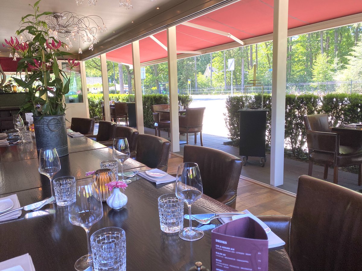 Uit eten gaan in een gezellige ambience op een uniek moment? Reserveer een tafel voor de ‘Smoezer Sunday Afternoon’. 

Iedere zondag geopend van 14:00 tot 17:30, voor zowel de kleine trek bij een borrel als een 3-gangen service. Regelmatig met de aanwezigheid van live muziek!