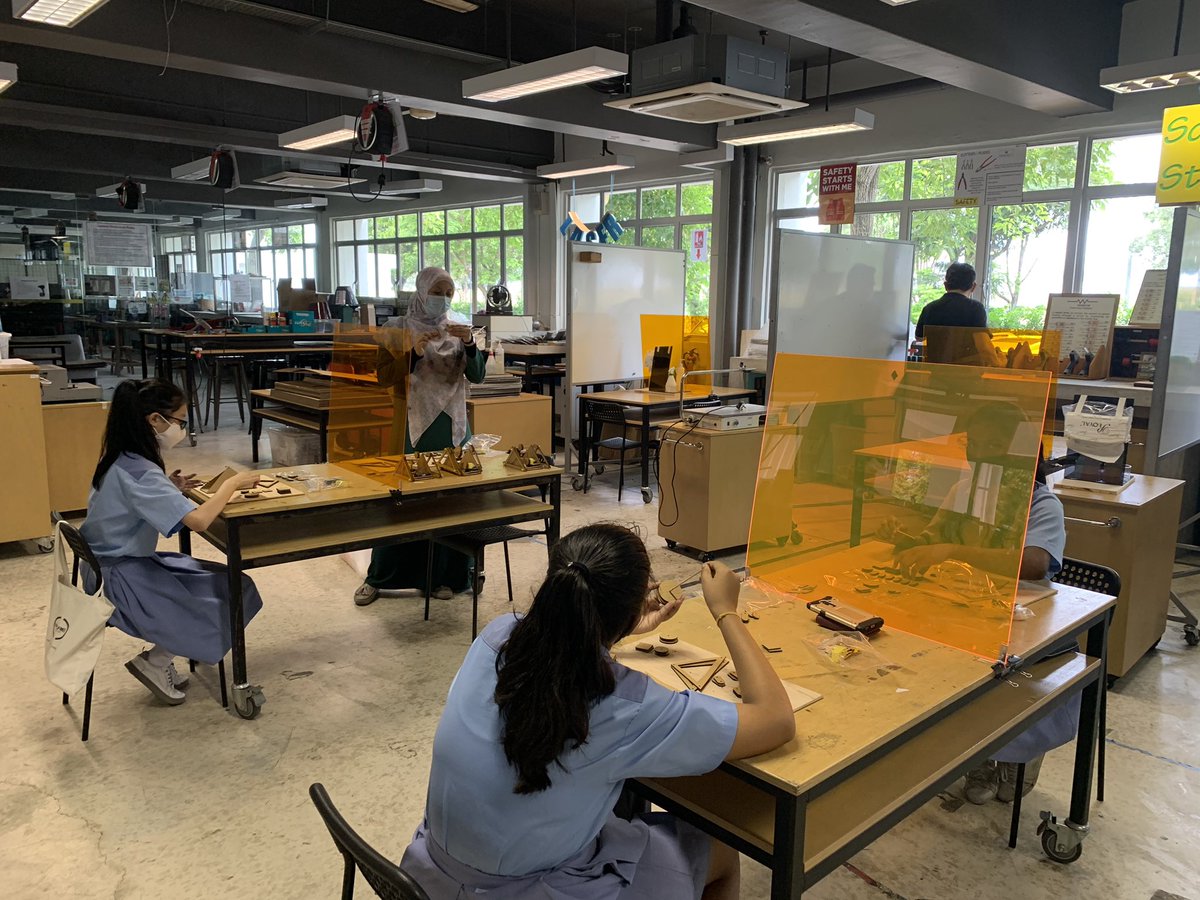 Bringing back this walking robot making activity after a long hiatus! Glad that the students found it engaging!  #makerthursday #cwssstemmaking #trailblazerthursdays #makered <a href="/cwss_designtech/">Rubi.yah!~</a> <a href="/liew_ziyi/">Ziyiliew</a> <a href="/CWSSmakerscoach/">Suhaimi</a> <a href="/ZuwardyS/">bismack6</a>