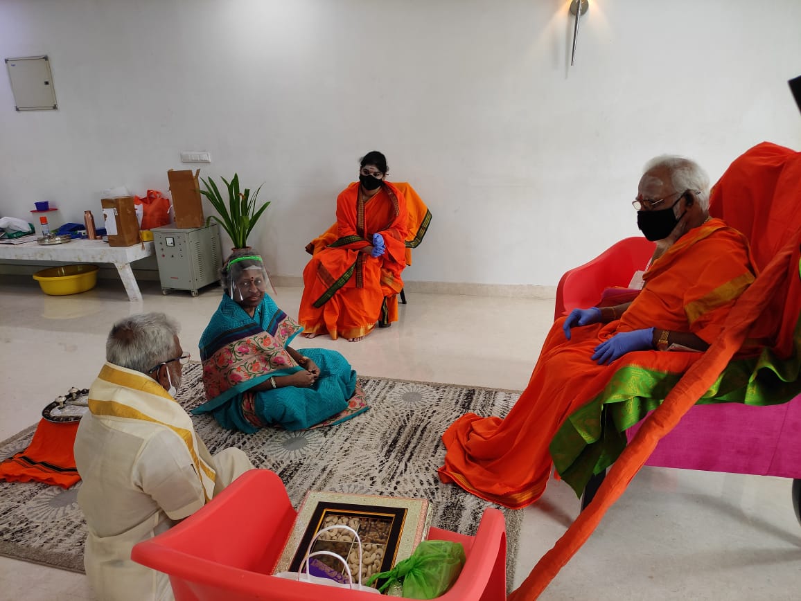 yvsubbareddymp's tweet photo. చాతుర్మాస దీక్షలో ఉన్న కుర్తాళం పీఠాధిపతి జగద్గురువులు శ్రీ శ్రీ శ్రీ సిద్ధేశ్వరానంద భారతి మహాస్వామి వారిని ఈ రోజు మర్యాదపూర్వకంగా కలవడం జరిగినది. ప్రపంచం కరోనా నుంచి త్వరలో విముక్తి పొంది ప్రజలంతా ఆరోగ్యాంగా ఉండేలా ఆశీర్వదించాలని కోరాను. https://t.co/sPwK3ZnHyY