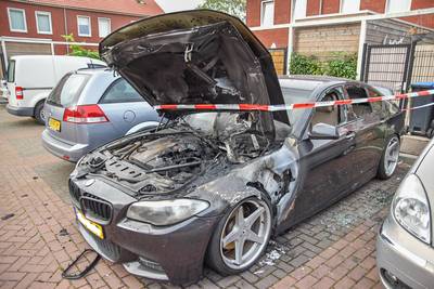 Weer gaat een auto in vlammen op in Arnhem; brandstichting volgens eigenaar ..