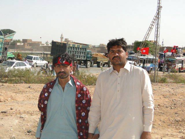 Sbhutto1's tweet photo. سنڌ جي ڌرتي جي حلالي پٽ منهنجي بهادر ساٿي سهيد افضل پنهور سان هڪ يادڪار فوٽو جڏهن هو سنڌورسٽي جساف جسمم جو صدر هو ۽ سن سائين جي سالگره تي سن وڃي رهيا هئاسين. #TributeShaheedAfzalPanhwar https://t.co/Pil4n8EA1s
