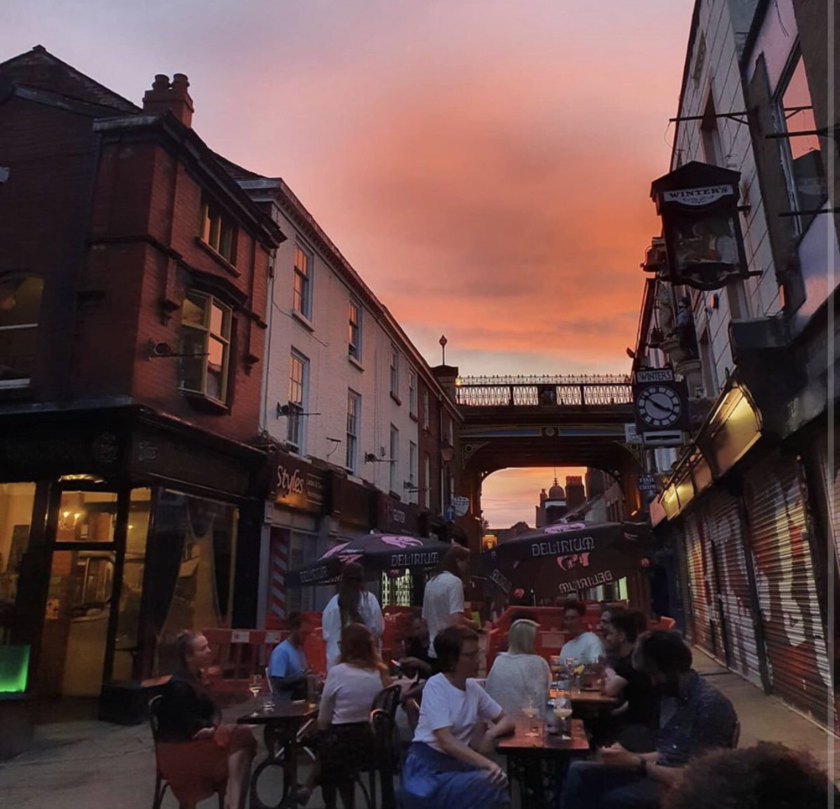 stopinstockport's tweet photo. Underbank buzzing with people sat outside • This is the future of this street • Outdoor seating, cafe culture, al fresco dining 🎩🙌 #stopinstockport 

📸 Sam Kennerley https://t.co/1oXCZq9dpY