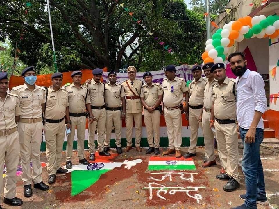 csidd9's tweet photo. Samastipur police kaa ek sarm naak tasveer samne aaya ..hai ab aap log hi bto kya karna chehye inko..
#dgpbihar #police #samastipur #samachar9 https://t.co/1nhIqSkYfO