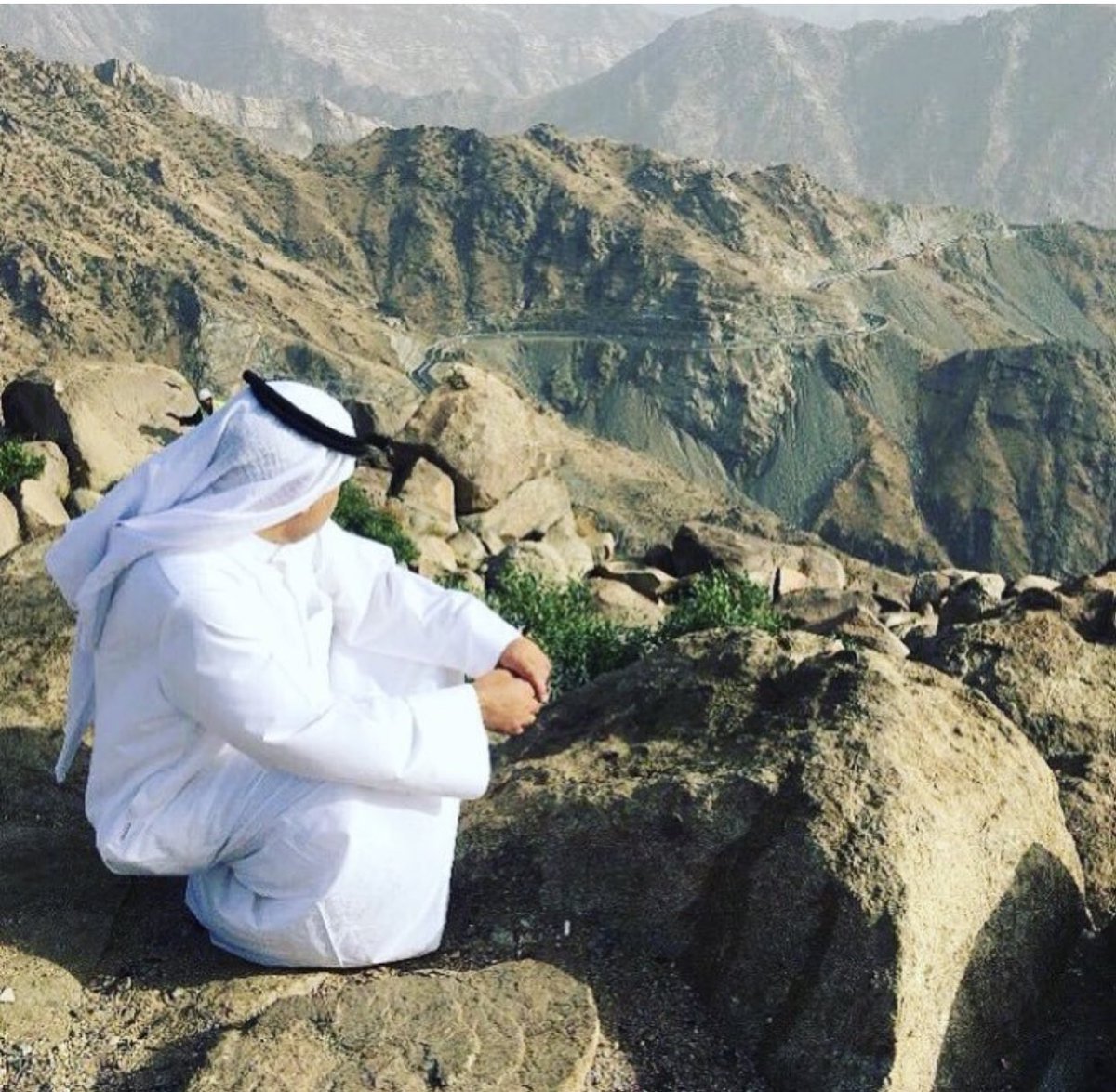 اضحك ترى الدنيا لك ايام وتروح
محداً مخلد في حياته بدنياه
كم واحدً جاله من الوقت ساموح
رحل من الدنيا تركها وخلاه
ماتخذ الا اللي كتبب لك على الاوح
والشخص صعب يحقق الي تمناه
دنيا الفناء فيها غرابيل وجروح
في هالزمن والله عشنا وشفناه
ثاني العنزي