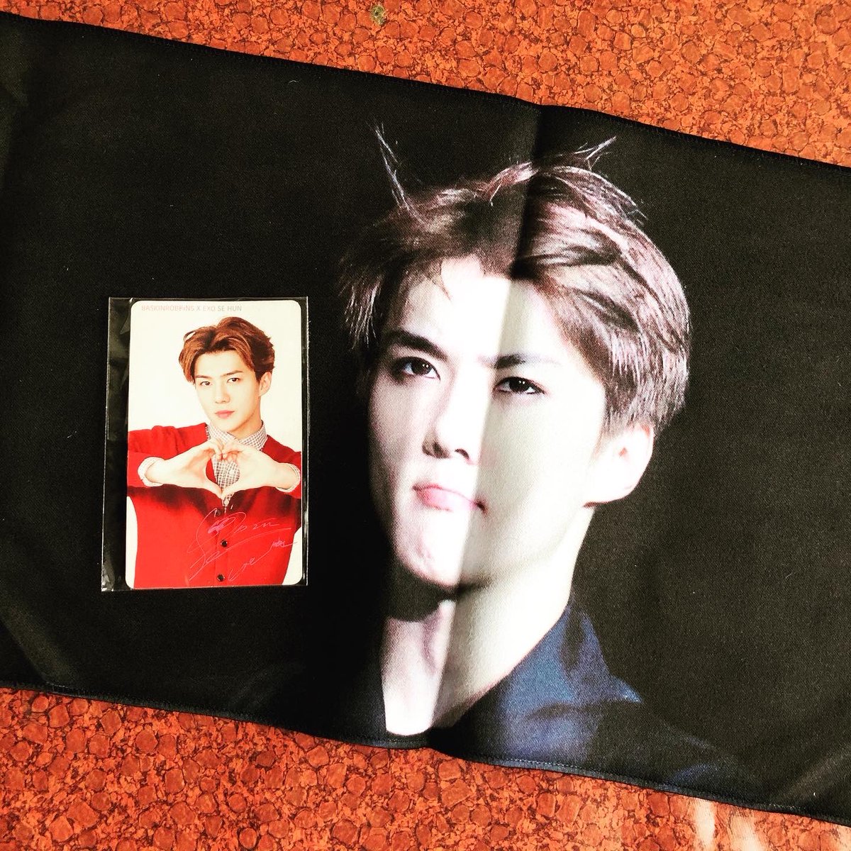Hunhanfeelss's tweet photo. WTS / LFB These tree are bundle. 2 sehun mag and slogan with sehun name on it. Kindly pm 🥺 https://t.co/WBh7HJzbfS
