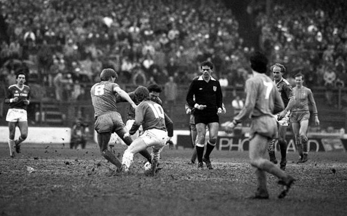 LCFCprogs's tweet photo. #ChangeStrip 🦊
1st Feb 1986: More photos from the 2-2 draw at #Chelsea – our only fixture that month! Easy to forget what a soulless experience the away end at #StamfordBridge was in the 80's...
#LCFC #CFC #SimonMorgan #IanAndrews #TonySealy #AndyFeeley #JohnONeill #IanBanks https://t.co/OvX9mfa3ry